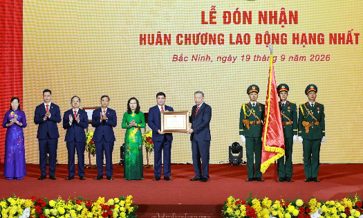 Party General Secretary and President To Lam presented the 16th-tenture National Assembly’s Resolution No. 39/2026/QH16 and the First-class Labour Order to the Party organisation, authorities and people of Bac Ninh. (Photo: VGP)