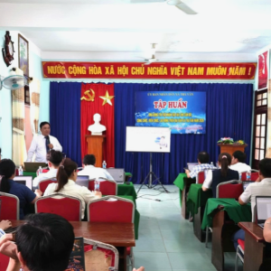 Một lớp tập huấn ứng dụng AI vào công việc hằng ngày cho cán bộ, viên chức, giáo viên xã Trà Vân, Đà Nẵng. Ảnh Ngô Anh Văn