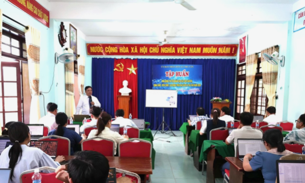 Một lớp tập huấn ứng dụng AI vào công việc hằng ngày cho cán bộ, viên chức, giáo viên xã Trà Vân, Đà Nẵng. Ảnh Ngô Anh Văn
