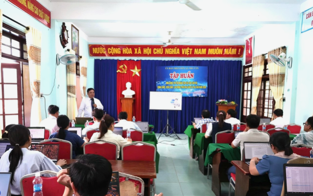 Một lớp tập huấn ứng dụng AI vào công việc hằng ngày cho cán bộ, viên chức, giáo viên xã Trà Vân, Đà Nẵng. Ảnh Ngô Anh Văn