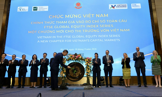 Minister of Finance Ngo Van Tuan performed the gong-striking ceremony. (Photo: Viet Dung)