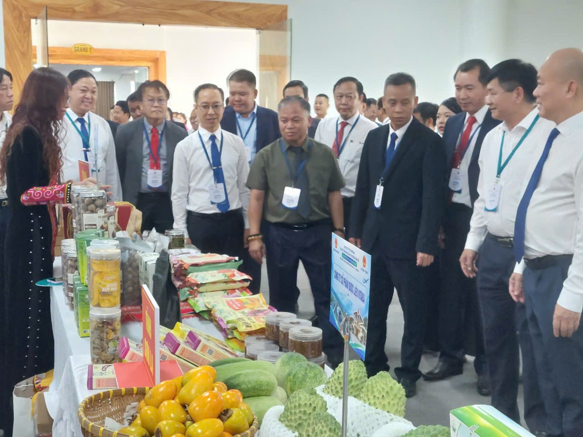 Các gian hàng giới thiệu sản phẩm của Việt Nam, Vân Nam (Trung Quốc) và Lào được trưng bày tại Hội nghị. Ảnh: Cục Xúc tiến thương mại (Bộ Công Thương)..