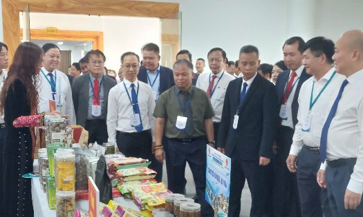 Các gian hàng giới thiệu sản phẩm của Việt Nam, Vân Nam (Trung Quốc) và Lào được trưng bày tại Hội nghị. Ảnh: Cục Xúc tiến thương mại (Bộ Công Thương)..