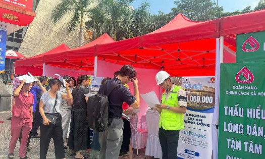 Doanh nghiệp tham gia tuyển dụng lao động tại phiên giao dịch việc làm. Ảnh: Thanh Hải.