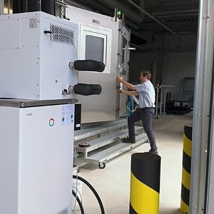 Nước, lửa, rung động, nhiệt độ cực đoan và thậm chí bụi được sử dụng để “tra tấn” các “trái tim” của những nguyên mẫu pin. Ảnh: Hans von der Brelie