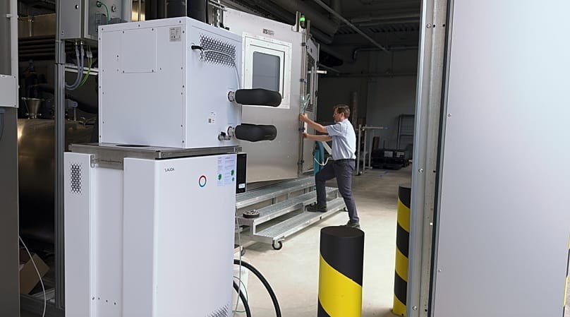 Nước, lửa, rung động, nhiệt độ cực đoan và thậm chí bụi được sử dụng để “tra tấn” các “trái tim” của những nguyên mẫu pin. Ảnh: Hans von der Brelie