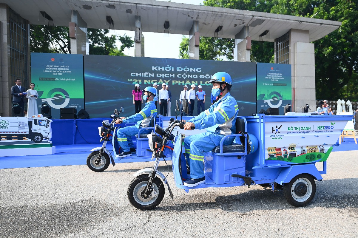 Trình diễn xe thu gom rác thải. Ảnh: Ban tổ chức.