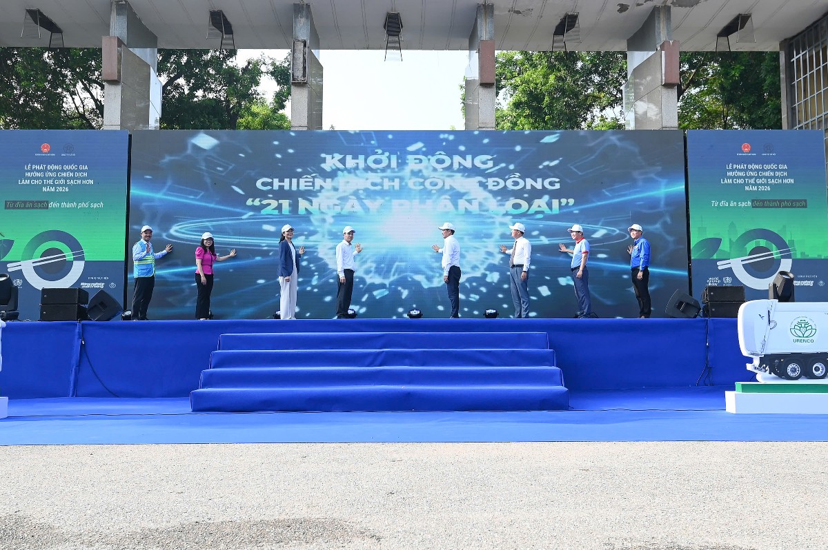 Bấm nút khởi động chiến dịch cộng đồng 21 ngày phân loại rác thải. Ảnh: Ban tổ chức.