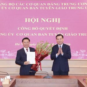 Ông Nguyễn Long Hải, Uỷ viên Trung ương Đảng, Phó Bí thư Thường trực Đảng uỷ các cơ quan Đảng Trung ương trao Quyết định và tặng hoa chúc mừng ông Trần Thanh Lâm, Ủy viên Trung ương Đảng, Bí thư Đảng ủy Cơ quan, Phó Trưởng ban Thường trực Ban Tuyên giáo Trung ương. Ảnh: TTXVN