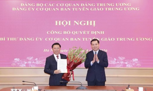 Ông Nguyễn Long Hải, Uỷ viên Trung ương Đảng, Phó Bí thư Thường trực Đảng uỷ các cơ quan Đảng Trung ương trao Quyết định và tặng hoa chúc mừng ông Trần Thanh Lâm, Ủy viên Trung ương Đảng, Bí thư Đảng ủy Cơ quan, Phó Trưởng ban Thường trực Ban Tuyên giáo Trung ương. Ảnh: TTXVN
