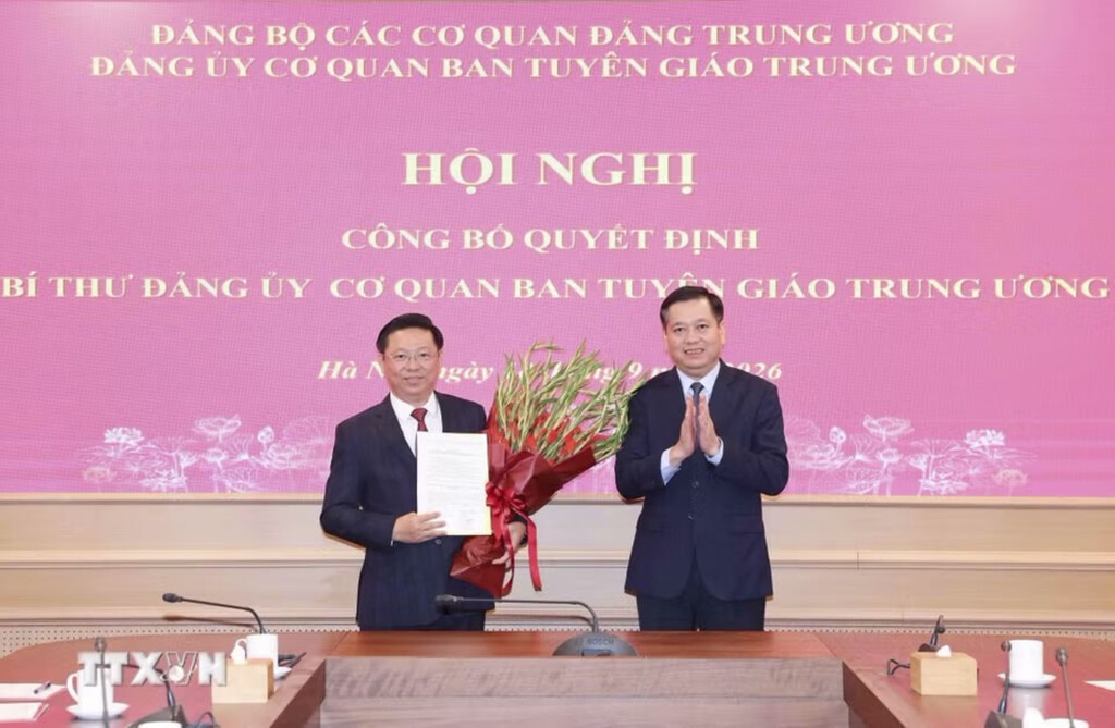 Ông Nguyễn Long Hải, Uỷ viên Trung ương Đảng, Phó Bí thư Thường trực Đảng uỷ các cơ quan Đảng Trung ương trao Quyết định và tặng hoa chúc mừng ông Trần Thanh Lâm, Ủy viên Trung ương Đảng, Bí thư Đảng ủy Cơ quan, Phó Trưởng ban Thường trực Ban Tuyên giáo Trung ương. Ảnh: TTXVN