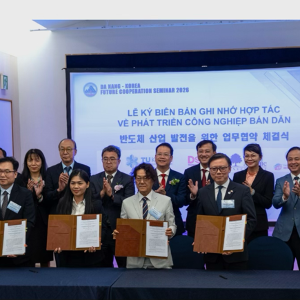 Lễ ký Biên bản ghi nhớ hợp tác giữa Trung tâm Nghiên cứu, đào tạo thiết kế vi mạch và trí tuệ nhân tạo Đà Nẵng (DSAC) với các đối tác Hàn Quốc. Ảnh Đoàn công tác UBND TP. Đà Nẵng