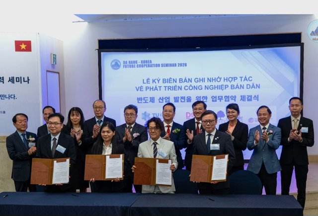 Lễ ký Biên bản ghi nhớ hợp tác giữa Trung tâm Nghiên cứu, đào tạo thiết kế vi mạch và trí tuệ nhân tạo Đà Nẵng (DSAC) với các đối tác Hàn Quốc. Ảnh Đoàn công tác UBND TP. Đà Nẵng