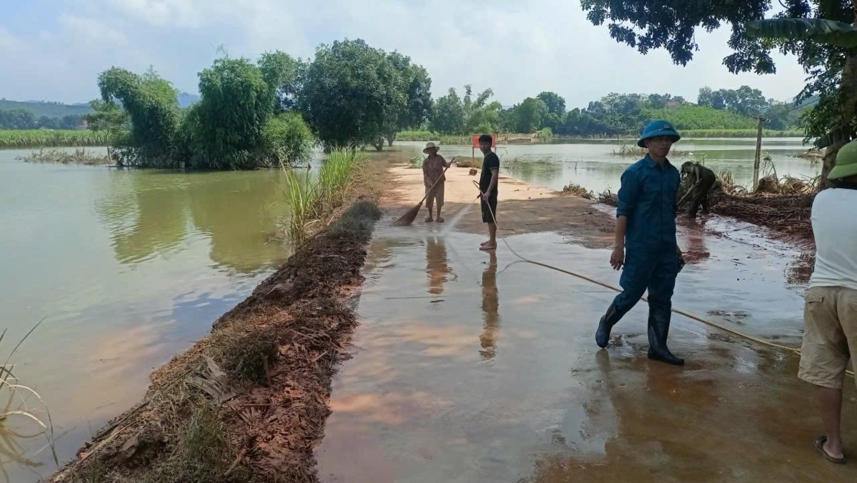 Người dân thu gom rác thải, vệ sinh đường làng, ngõ xóm sau mưa lũ.