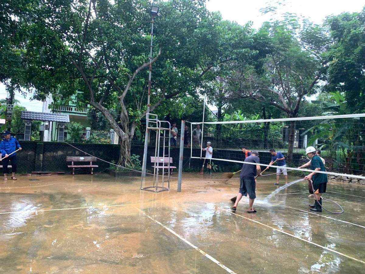Người dân phường Quang Trung ra quân tổng vệ sinh môi trường sau những ngày mưa lớn. Ảnh: Nguyễn Thuấn