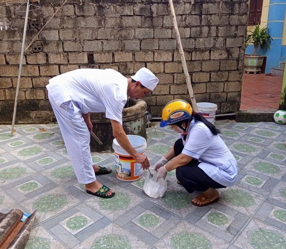 Cán bộ y tế xã Kim Tân xuống các thôn hướng dẫn người dân chủ động phòng ngừa dịch bệnh sau ngập lụt.
