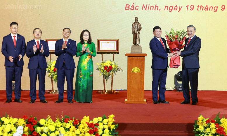 Tổng Bí thư, Chủ tịch nước Tô Lâm tặng bức tượng Chủ tịch Hồ Chí Minh cho thành phố Bắc Ninh - Ảnh: chinhphu.vn/Nhật Bắc