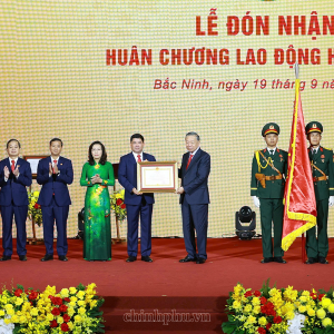 Tổng Bí thư, Chủ tịch nước Tô Lâm trao tặng Huân chương Lao động hạng Nhất cho Đảng bộ, chính quyền và Nhân dân thành phố Bắc Ninh - Ảnh: chinhphu.vn/Nhật Bắc