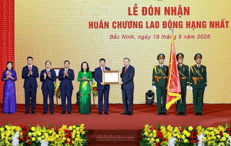 Tổng Bí thư, Chủ tịch nước Tô Lâm trao tặng Huân chương Lao động hạng Nhất cho Đảng bộ, chính quyền và Nhân dân thành phố Bắc Ninh - Ảnh: chinhphu.vn/Nhật Bắc