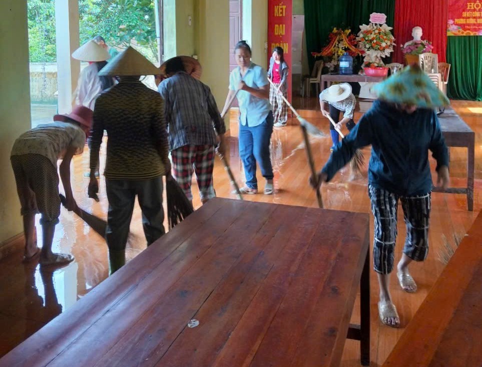 Người dân xã Kim Tân khẩn trương dọn bùn đất sau khi nước lũ rút. Ảnh: UBND xã Kim Tân