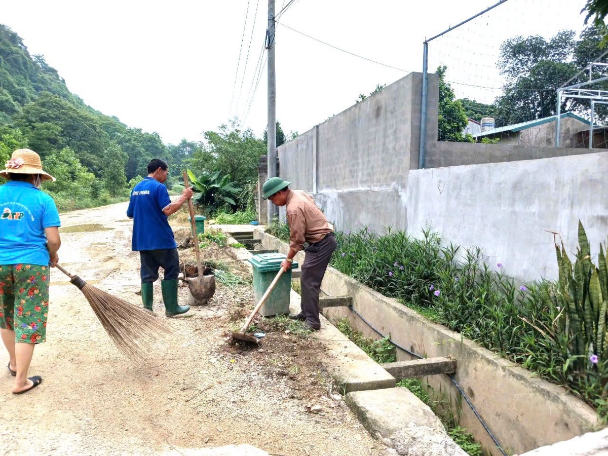 Người dân quét dọn, làm sạch các khu vực công cộng sau những ngày mưa lớn.