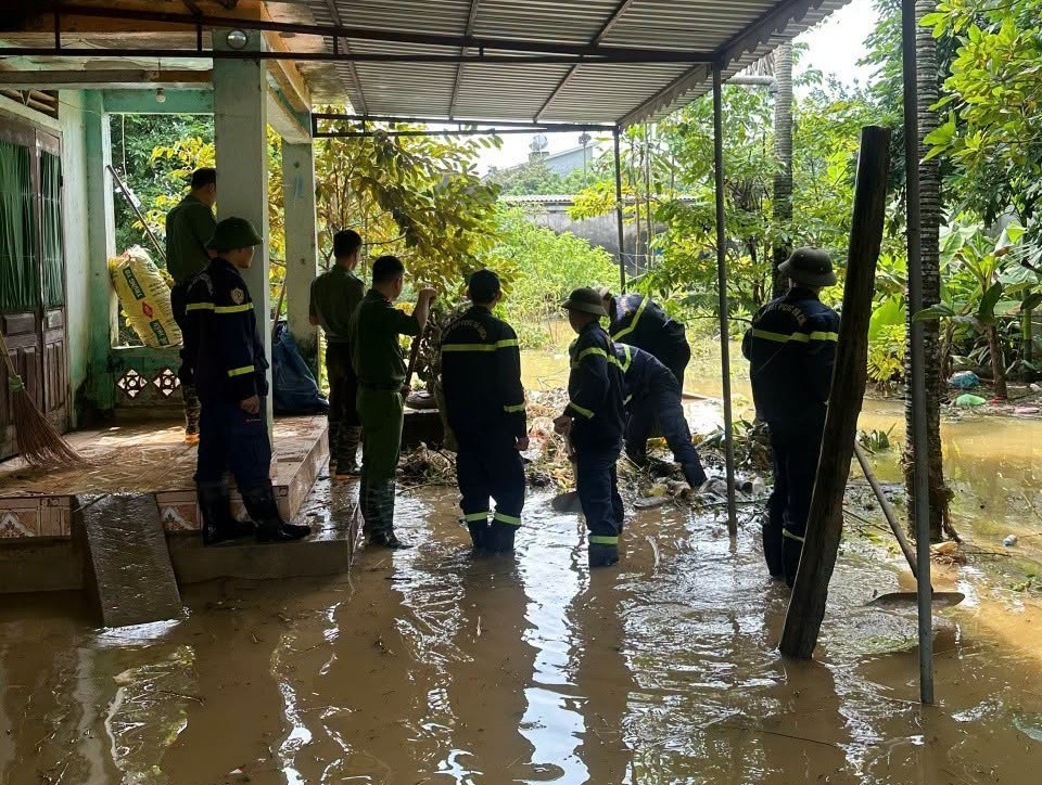 Công an xã Xuân Lập phối hợp Đội Cảnh sát PCCC khu vực 5 hỗ trợ người dân dọn dẹp nhà cửa sau mưa, lũ trên địa bàn xã. Ảnh: Công an xã Xuân Lập