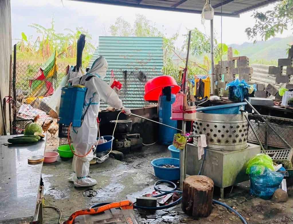 Phường Đông Sơn tổ chức phun khử khuẩn tại các khu vực bị ngập, chủ động phòng ngừa dịch bệnh sau mưa lũ.