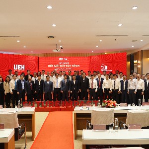 Các đại biểu chụp hình tại hội nghị - Ảnh: UEH.