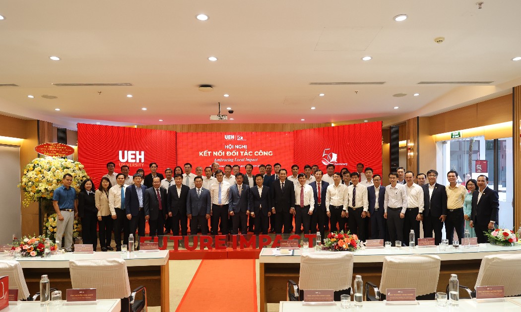 Các đại biểu chụp hình tại hội nghị - Ảnh: UEH.