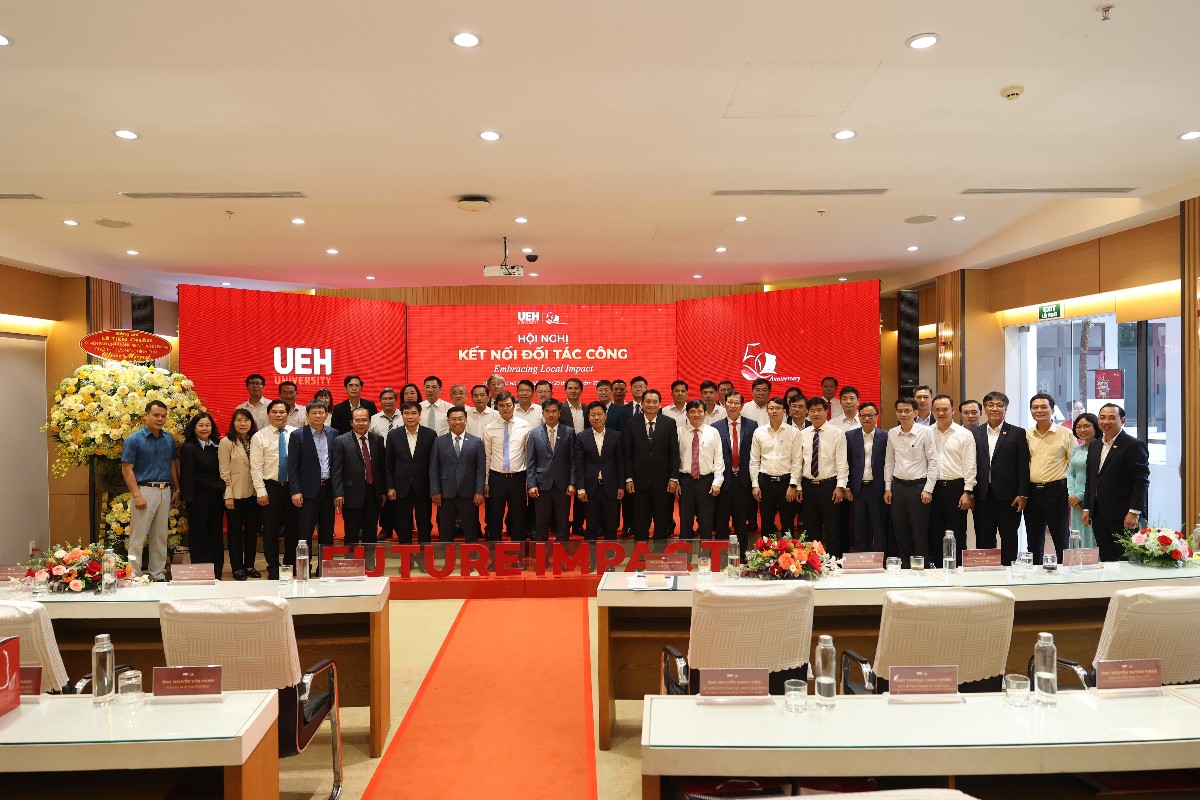 Các đại biểu chụp hình tại hội nghị - Ảnh: UEH.