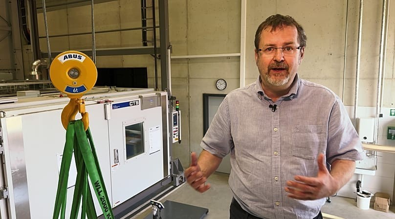 Thomas Hucke: “EU đã xây dựng Quy định về pin. Vấn đề là tính bền vững, chuỗi giá trị và cuối cùng, luôn là an toàn”. Ảnh: Hans von der Brelie.
