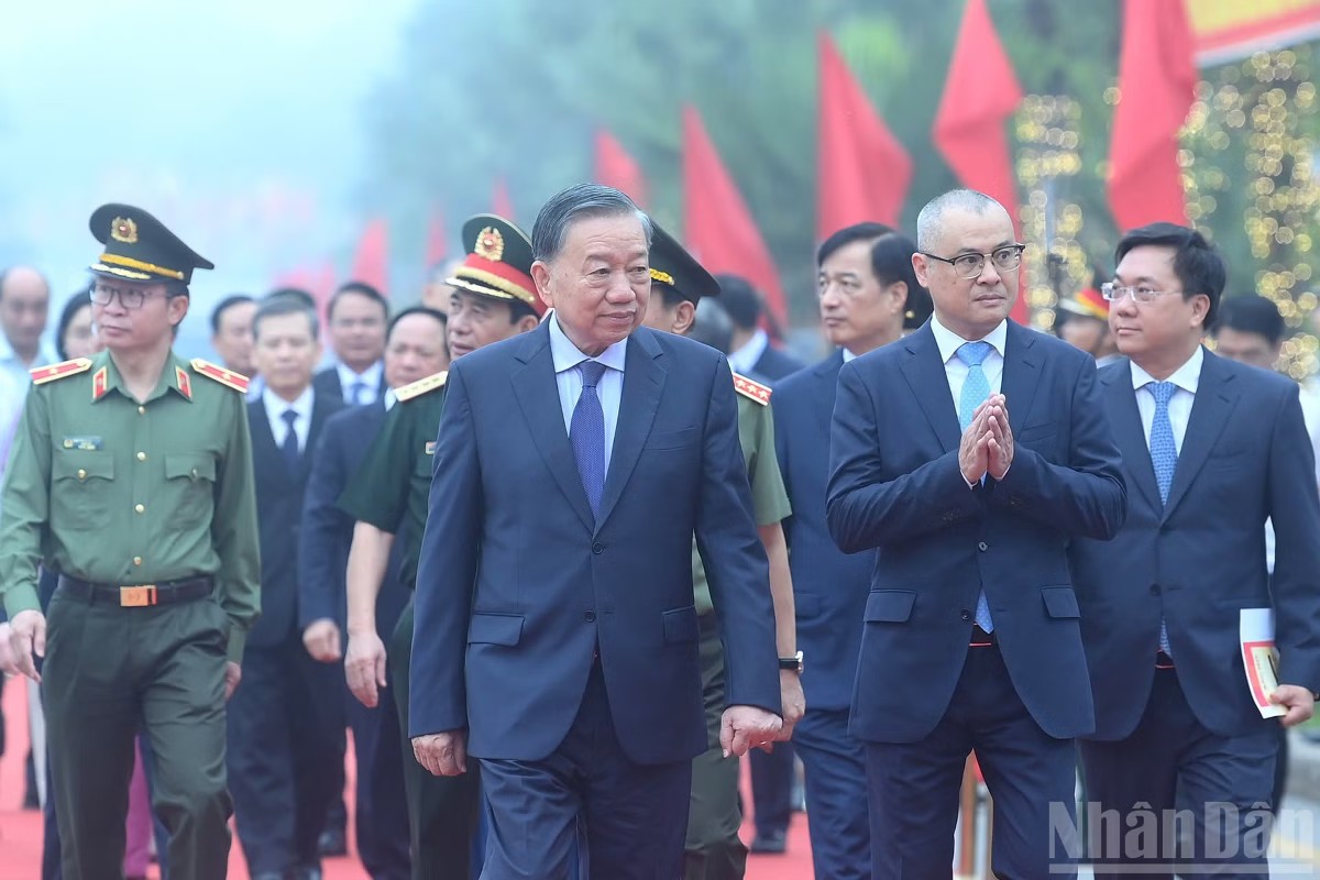 Tổng Bí thư, Chủ tịch nước Tô Lâm và các đại biểu dự Lễ kỷ niệm 72 năm Ngày Bác Hồ về thăm Đền Hùng và khánh thành Tượng đài “Bác Hồ với ngày hội non sông”. Ảnh: Đăng Khoa/Nhân Dân