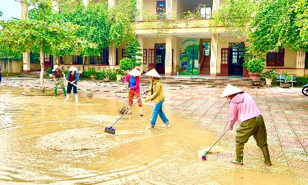 Thanh Hóa: Khẩn trương dọn bùn đất, khôi phục cuộc sống sau mưa lũ