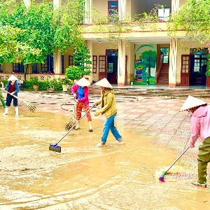 Cán bộ, giáo viên Trường THCS Nông Cống, phân hiệu Vạn Thiện khẩn trương vệ sinh trường học sau khi nước lũ rút. Ảnh: Nguyễn Thuấn