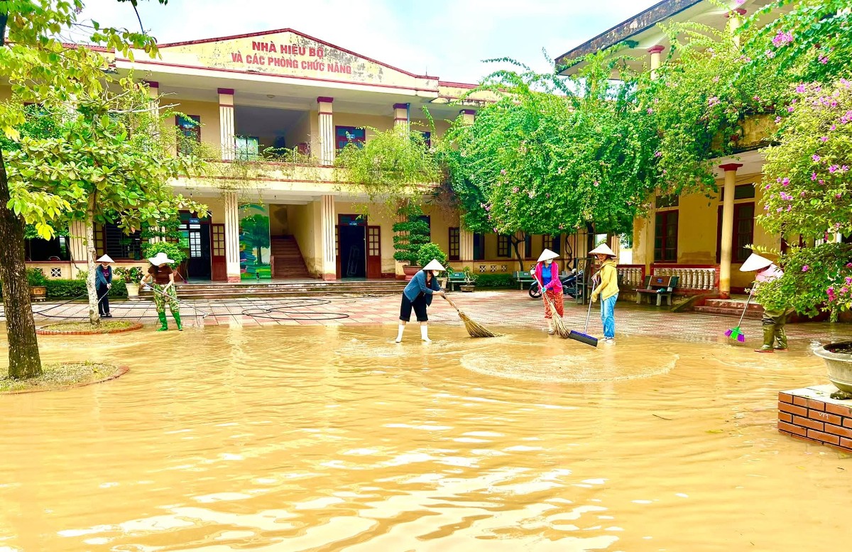 Công tác vệ sinh trường học được triển khai khẩn trương, chuẩn bị các điều kiện để hoạt động dạy và học sớm trở lại.