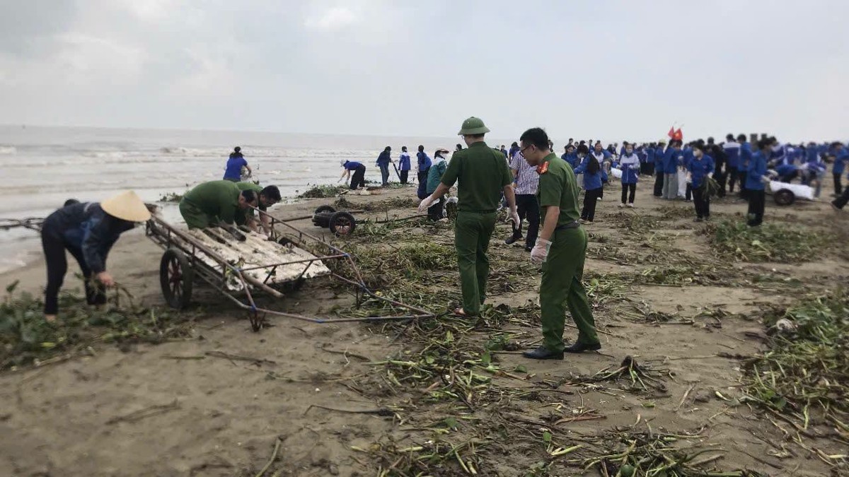 Các lực lượng chức năng phường Ngọc Sơn ra quân tổng vệ sinh, thu gom và xử lý rác thải tại khu vực biển. Ảnh: Công an phường Ngọc Sơn