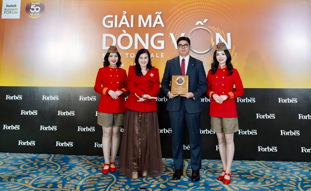 Phó Chủ tịch HĐQT, Phó Tổng giám đốc Tài chính Vietjet Hồ Ngọc Yến Phương tại sự kiện vinh danh.