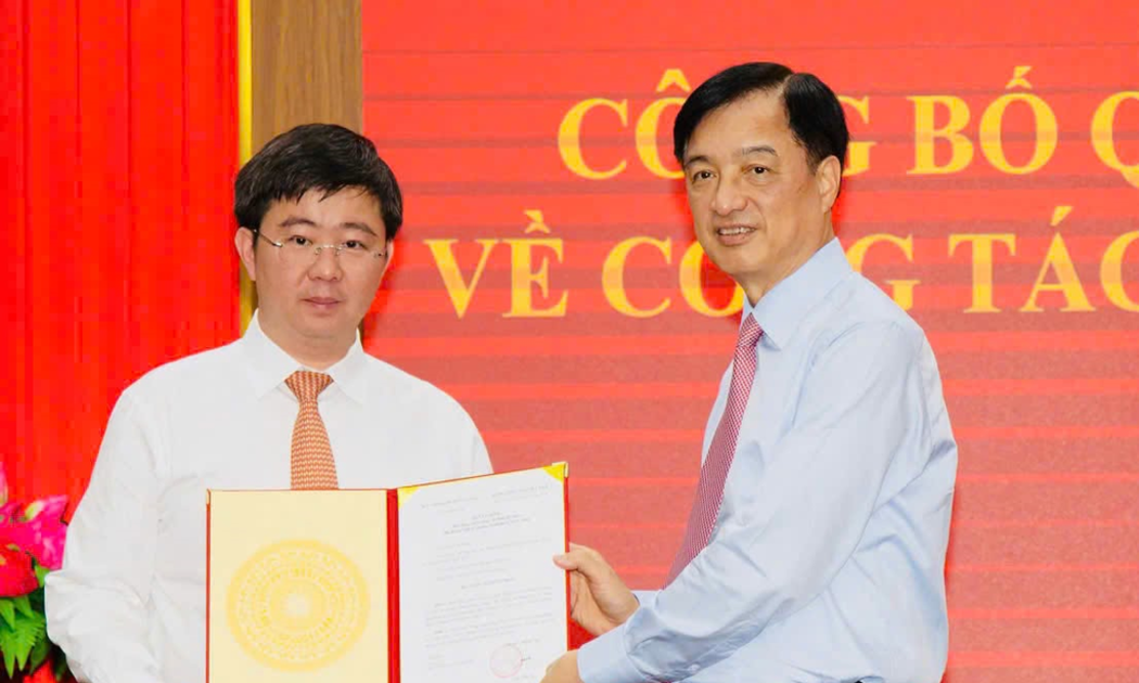 Trưởng Ban Tổ chức Trung ương Nguyễn Duy Ngọc trao quyết định điều động cho Thứ trưởng Bộ Khoa học và Công nghệ Bùi Hoàng Phương. Ảnh: MST.