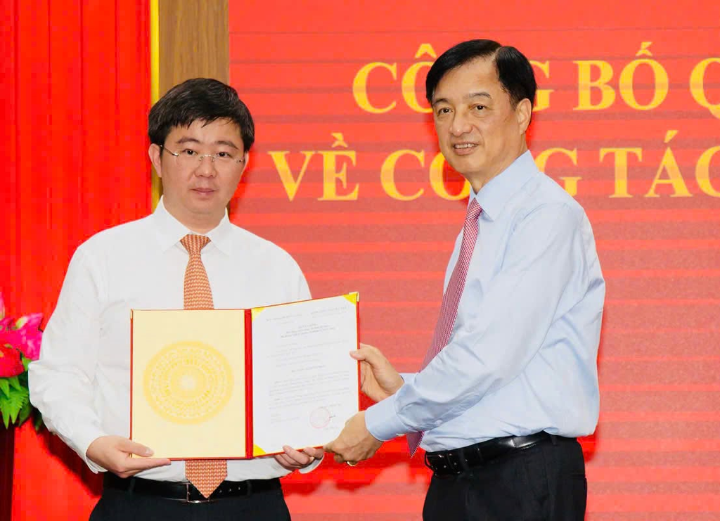 Trưởng Ban Tổ chức Trung ương Nguyễn Duy Ngọc trao quyết định điều động cho Thứ trưởng Bộ Khoa học và Công nghệ Bùi Hoàng Phương. Ảnh: MST.
