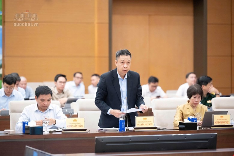 Thứ trưởng Bộ Công Thương Nguyễn Việt Sơn đề cập về sự cần thiết ban hành Luật sửa đổi, bổ sung một số điều của Luật Điện lực. Ảnh: Cổng thông tin điện tử Quốc hội.
