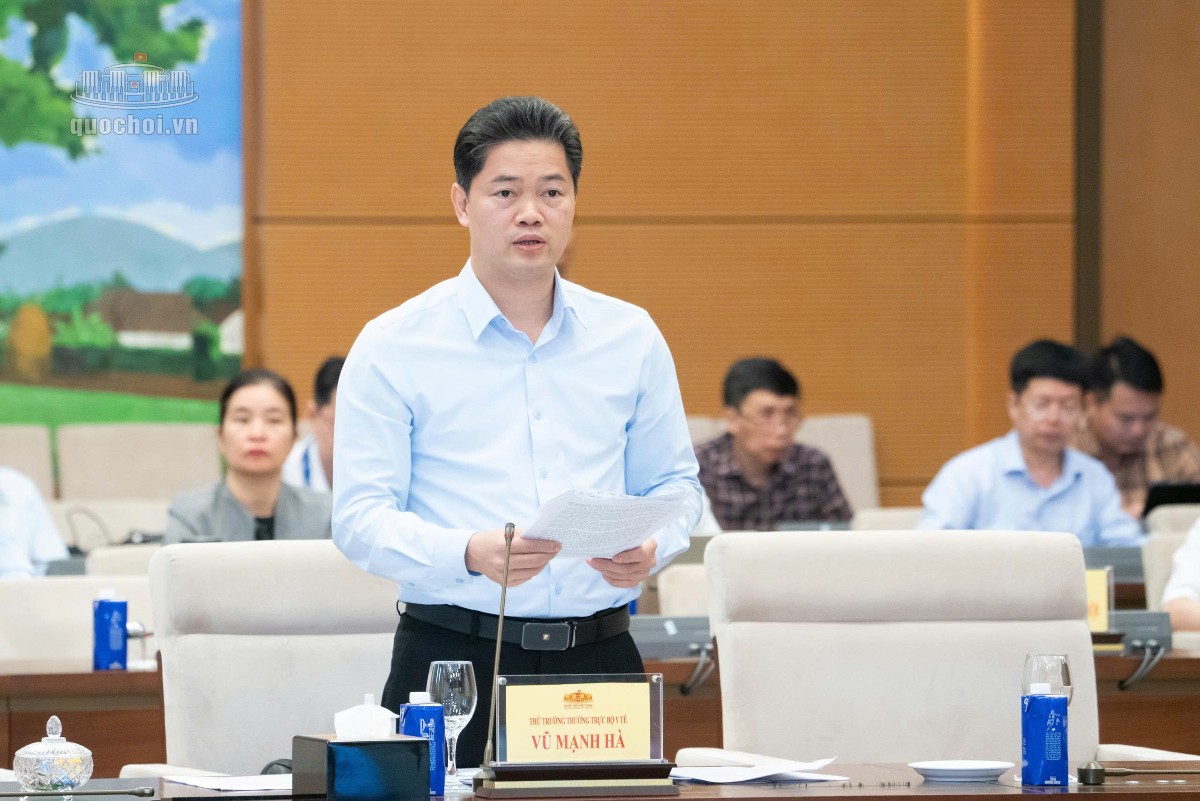 Thứ trưởng Thường trực Bộ Y tế Vũ Mạnh Hà trình bày tóm tắt Tờ trình của Chính phủ về dự án Luật sửa đổi, bổ sung một số điều của Luật Phòng, chống tác hại của thuốc lá. Ảnh: Cổng thông tin điện tử Quốc hội.