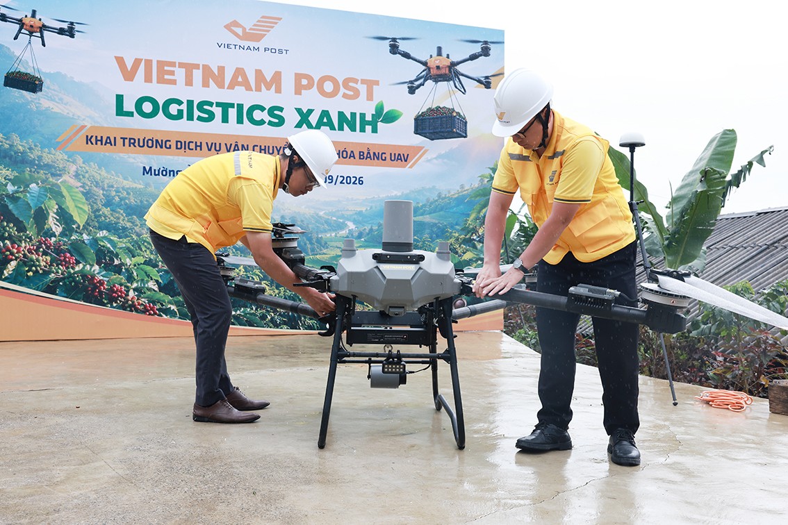 Nhân viên điều khiển UAV đang kiểm tra thiết bị để chuản bị vận hành. Ảnh: Vietnam Post