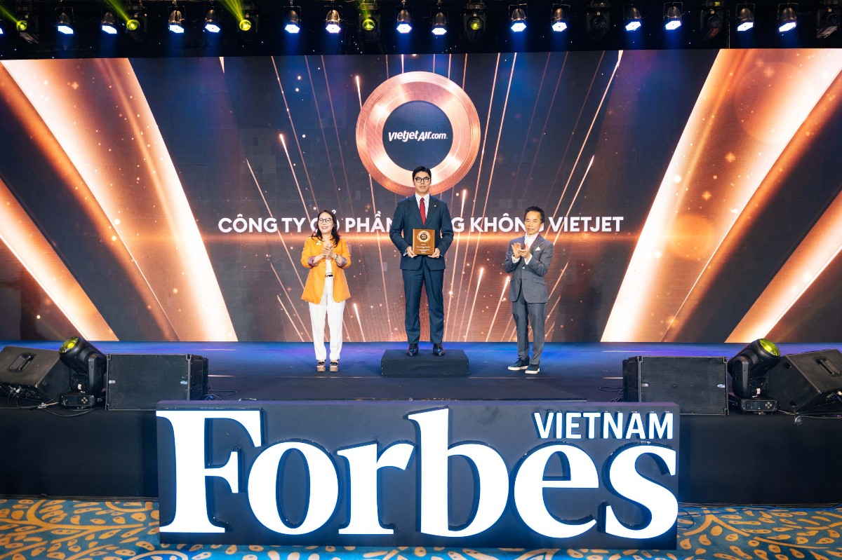 Giám đốc Tài chính Vietjet Nguyễn An Phú đại diện Vietjet nhận kỷ niệm chương vinh danh Top 50 Công ty niêm yết tốt nhất Việt Nam 2026.