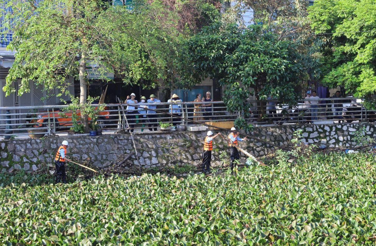 Lực lượng chức năng xử lý các điểm ách tắc dòng chảy, bảo đảm tiêu thoát nước trong khu dân cư. Ảnh: BTC