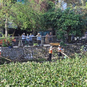 Lực lượng chức năng xử lý các điểm ách tắc dòng chảy, bảo đảm tiêu thoát nước trong khu dân cư. Ảnh: BTC