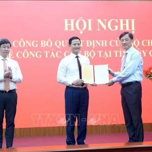 Trưởng Ban Tổ chức Trung ương Nguyễn Duy Ngọc trao Quyết định của Bộ Chính trị cho ông Vương Quốc Tuấn. Ảnh: Tá Chuyên - TTXVN
