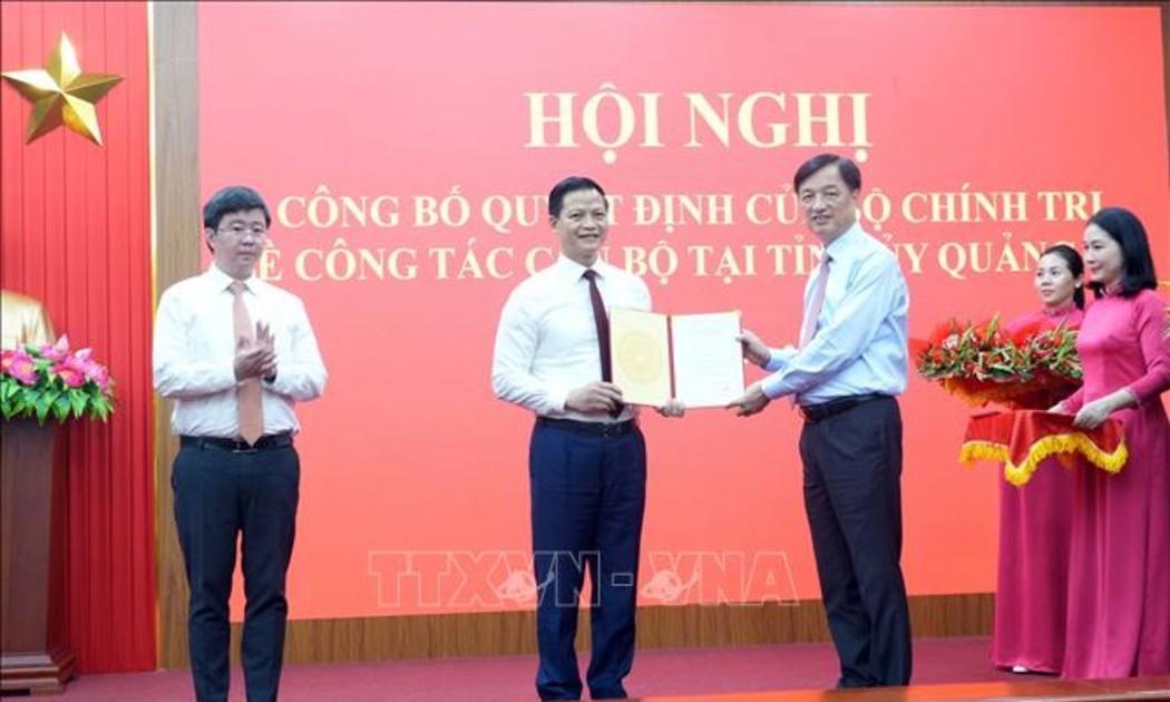 Trưởng Ban Tổ chức Trung ương Nguyễn Duy Ngọc trao Quyết định của Bộ Chính trị cho ông Vương Quốc Tuấn. Ảnh: Tá Chuyên - TTXVN