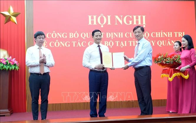 Trưởng Ban Tổ chức Trung ương Nguyễn Duy Ngọc trao Quyết định của Bộ Chính trị cho ông Vương Quốc Tuấn. Ảnh: Tá Chuyên - TTXVN