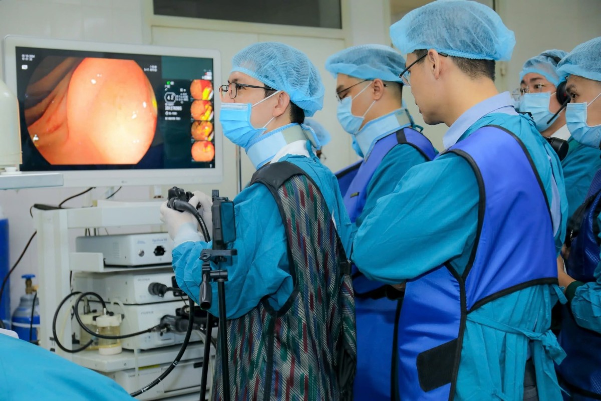 Các bác sĩ nội soi tiêu hóa cho bệnh nhân. Ảnh: Bệnh viện Nguyễn Trãi