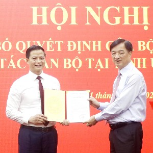 Ông Nguyễn Duy Ngọc, Trưởng Ban Tổ chức Trung ương, trao Quyết định của Bộ Chính trị cho ông Vương Quốc Tuấn. Ảnh: Ban Tuyên giáo tỉnh Quảng Trị
